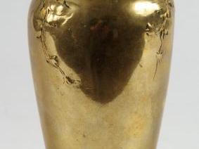 F. DEBON. Vase Art Nouveau en bronze, à décor en relief de fleurs et d