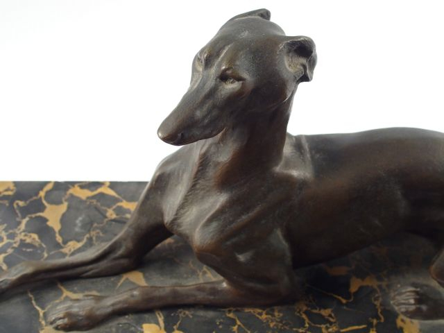 Sculpture Art Déco en bronze patiné et marbre portor "Lévrier couché".
