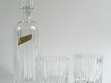 BACCARAT. Service à whisky en cristal, comprenant un flacon et 6 verre