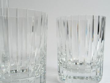 BACCARAT. Service à whisky en cristal, comprenant un flacon et 6 verre