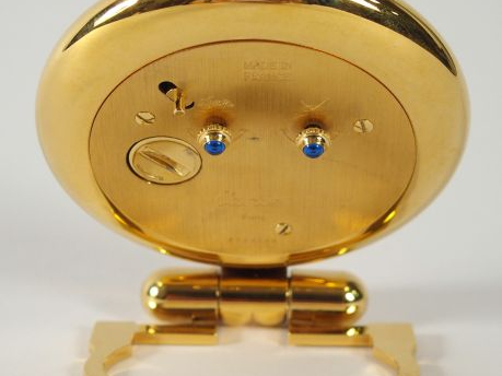 CARTIER. Must de Cartier, réveil en métal doré, dans sa boite d"origin