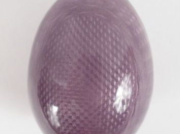 Boite à couture en forme d'œuf en vermeil et émail guilloché mauve.