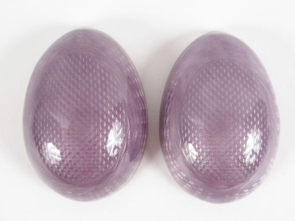 Boite à couture en forme d'œuf en vermeil et émail guilloché mauve.
