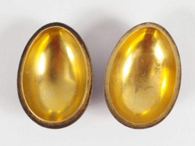 Boite à couture en forme d'œuf en vermeil et émail guilloché mauve.