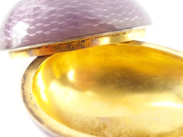 Boite à couture en forme d'œuf en vermeil et émail guilloché mauve.