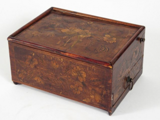 Vente aux enchères Rouet de table de style Louis XVI dans son coffret en marqueterie, à d