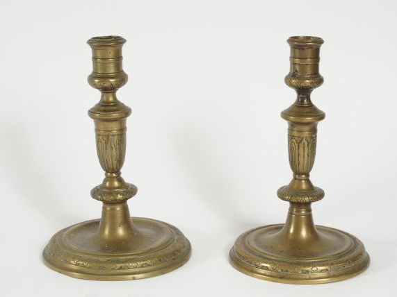 Paire de bougeoirs Louis XIV en bronze. H. : 21 cm