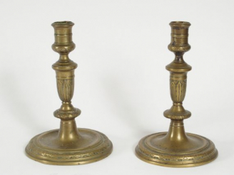 Vente aux enchères Paire de bougeoirs Louis XIV en bronze. H. : 21 cm