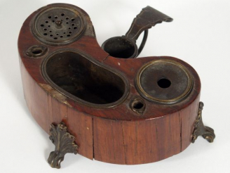 Vente aux enchères Encrier Louis XV en bois de placage et métal (petits sauts de placage)