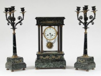 Vente aux enchères Garniture de cheminée de style Louis XVI en marbre vert, bronze et lai