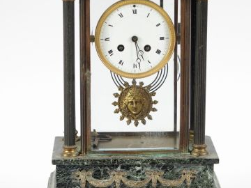 Garniture de cheminée de style Louis XVI en marbre vert, bronze et lai