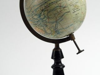 Vente aux enchères Globe terrestre Napoléon III par J. FOREST, piètement en bois noirci. 