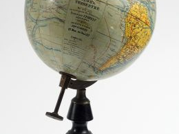 Globe terrestre Napoléon III par J. FOREST, piètement en bois noirci. 