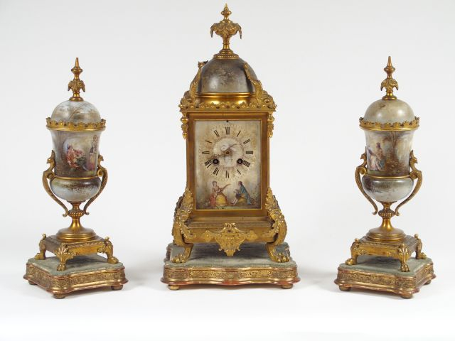 Garniture de cheminée Napoléon III de style Louis XIV en porcelaine po