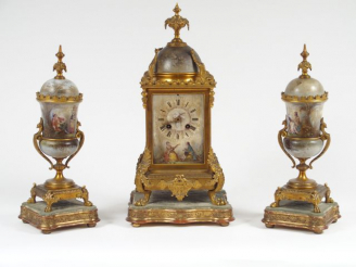 Vente aux enchères Garniture de cheminée Napoléon III de style Louis XIV en porcelaine po