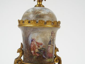 Garniture de cheminée Napoléon III de style Louis XIV en porcelaine po