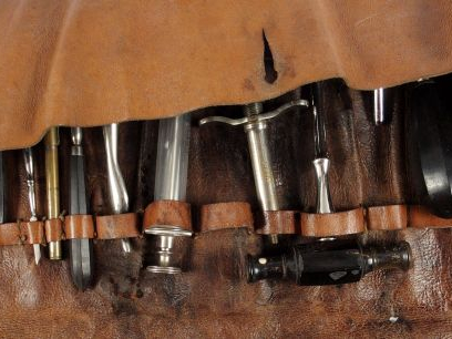 Trousse de chirurgien en cuir, manches des instruments en ébène.