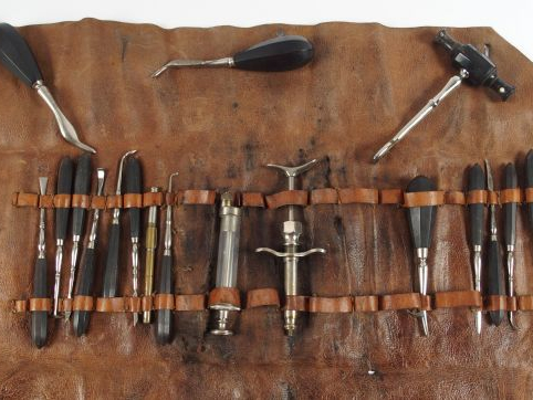 Trousse de chirurgien en cuir, manches des instruments en ébène.