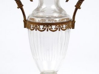 Vente aux enchères Vase à anses de style Louis XVI en cristal, monture en métal doré.  H.