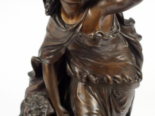 H. PLE "Jeune mère et son enfant". Sculpture en bronze à patine brune.