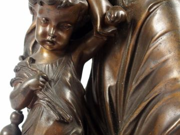 H. PLE "Jeune mère et son enfant". Sculpture en bronze à patine brune.