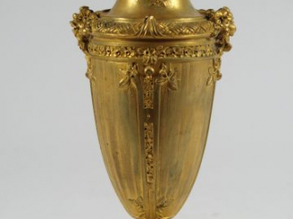 Vente aux enchères BARBEDIENNE. Vase en bronze doré de style Louis XVI.  Signé. H. : 19,5