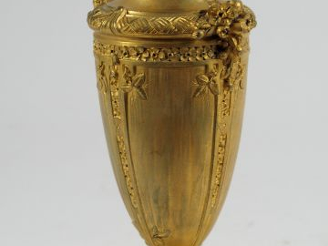 BARBEDIENNE. Vase en bronze doré de style Louis XVI.  Signé. H. : 19,5