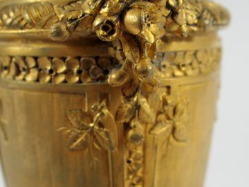 BARBEDIENNE. Vase en bronze doré de style Louis XVI.  Signé. H. : 19,5