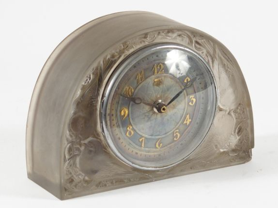 ATO. Pendule en verre moulé, pressé, modèle aux "moineaux" (égrenures)