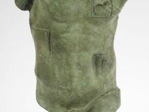 Igor MITORAJ "Persée". Sculpture en bronze à patine verte.  Signée. H.