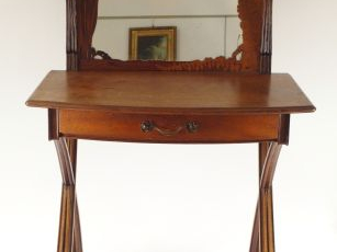 MAJORELLE (attribué à). Coiffeuse Art Nouveau en marqueterie, à décor 