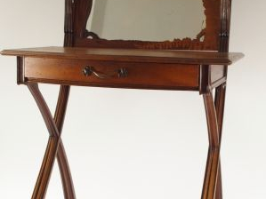 MAJORELLE (attribué à). Coiffeuse Art Nouveau en marqueterie, à décor 