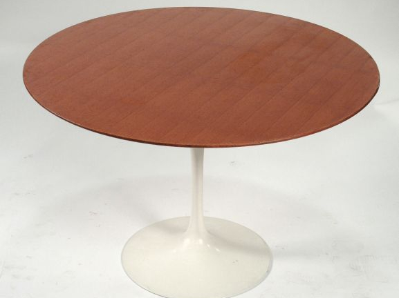 KNOLL. Table "tulipe" de salle à manger, dessus bois