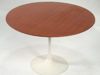 Vente aux enchères KNOLL. Table "tulipe" de salle à manger, dessus bois