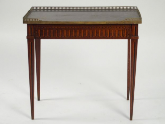 Vente aux enchères Table Louis XVI en marqueterie, à décor de cannelures en trompe l'œil,