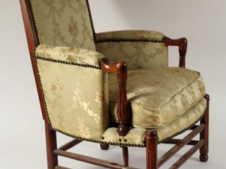 Vente aux enchères Bergère d'enfant XIXème en noyer, garniture de soierie vert amande.