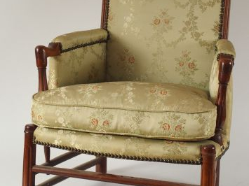 Bergère d'enfant XIXème en noyer, garniture de soierie vert amande.