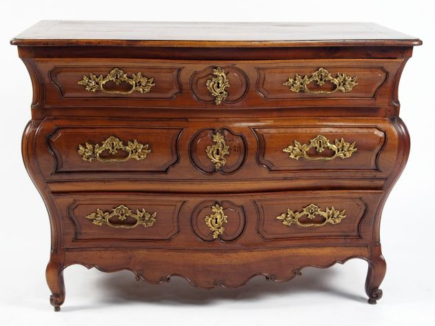 Commode tombeau Louis XV en noyer mouluré, ouvrant à trois tiroirs en 