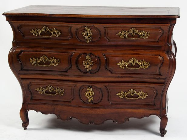 Commode tombeau Louis XV en noyer mouluré, ouvrant à trois tiroirs en 