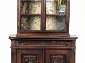 Buffet deux-corps de style Régence en chêne mouluré et sculpté, ourvra