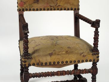 Fauteuil de style Louis XIII en noyer mouluré et sculpté, extrêmités d