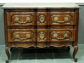 Vente aux enchères Commode Louis XV en noyer, ouvrant à deux tiroirs en façade, ceinture 