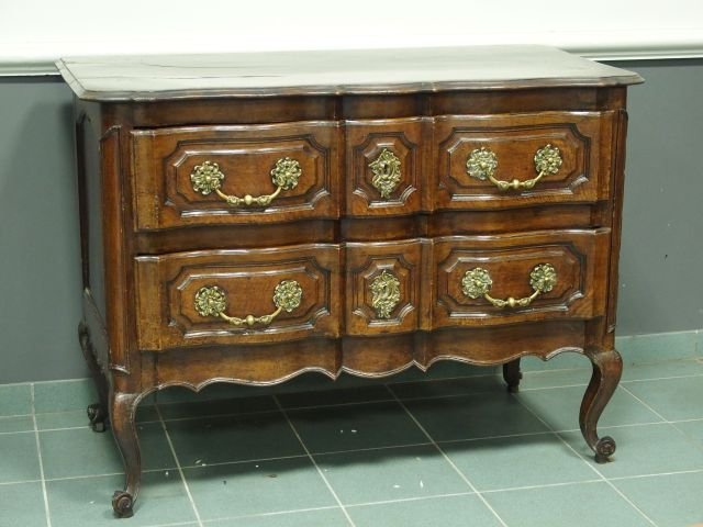 Commode Louis XV en noyer, ouvrant à deux tiroirs en façade, ceinture 