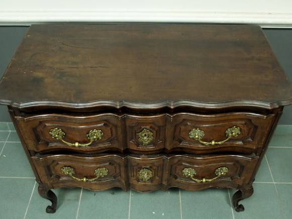 Commode Louis XV en noyer, ouvrant à deux tiroirs en façade, ceinture 