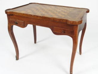 Vente aux enchères Table à jeux XIXème de style Louis XV en marqueterie, plateau amovible