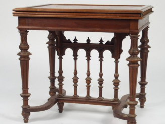 Vente aux enchères Table à jeux Napoléon III en placage de noyer, plateau se dépliant en 