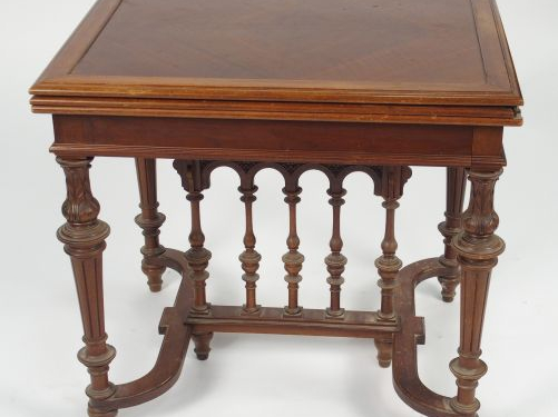 Table à jeux Napoléon III en placage de noyer, plateau se dépliant en 