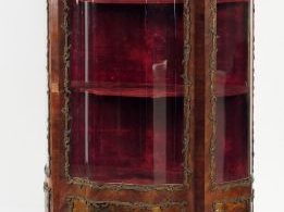 Vente aux enchères Vitrine Napoléon III de style rocaille en bois de placage et vernis ma