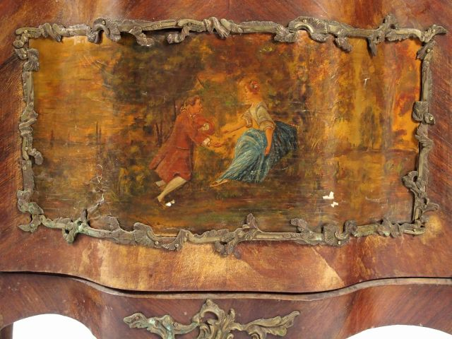 Vitrine Napoléon III de style rocaille en bois de placage et vernis ma