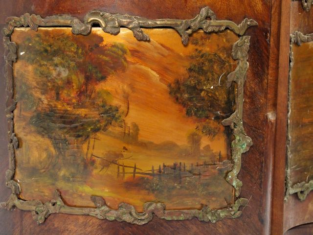 Vitrine Napoléon III de style rocaille en bois de placage et vernis ma